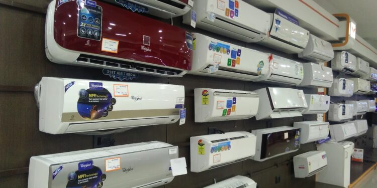 ఎండలు మండిపోతున్నాయి.. ఏసీ కొనుగోలు చేయాలా? ముందు ఇవి తెలుసుకోండి..!