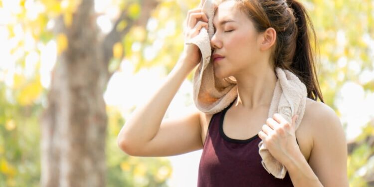 వేసవిలో తల చెమటతో ఇబ్బంది పడుతున్నారా? ఈ సింపుల్ టిప్స్ పాటించండి!