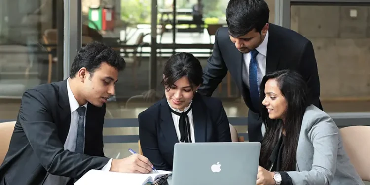 కెరియర్ ఎదుగుదల vs స్థిరత్వం: తరచుగా ఉద్యోగం మారడం లాభకరమేనా?