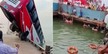 బంగ్లాదేశ్లో ఘోర ప్రమాదం.. నదిలోకి దూసుకెళ్లిన బస్సు