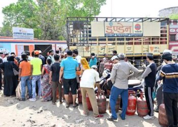 షేక్పేట్లో గ్యాస్ ఆటోపై ఎగబడ్డ జనం, అడ్డుకున్న ఏజెన్సీ సిబ్బంది.