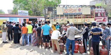 షేక్పేట్లో గ్యాస్ ఆటోపై ఎగబడ్డ జనం, అడ్డుకున్న ఏజెన్సీ సిబ్బంది.