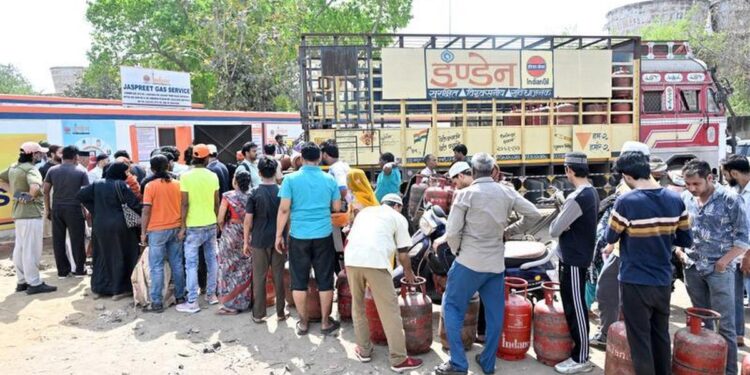 షేక్పేట్లో గ్యాస్ ఆటోపై ఎగబడ్డ జనం, అడ్డుకున్న ఏజెన్సీ సిబ్బంది.