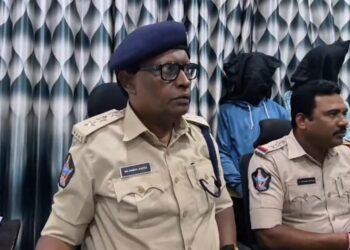 పాత గుంటూరులో లిక్విడ్ గంజాయి దందా బట్టబయలు