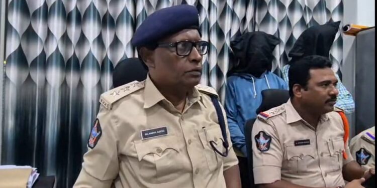 పాత గుంటూరులో లిక్విడ్ గంజాయి దందా బట్టబయలు