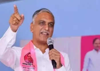 పేదల ఇళ్లపై బుల్డోజర్లతో యుద్ధం: హరీశ్‌రావు విమర్శలు