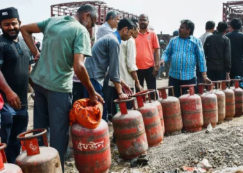 ఇండియన్ గ్యాస్ ఏజెన్సీ ముందు వినియోగదారుల ఆందోళన.
