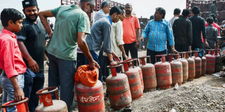 ఇండియన్ గ్యాస్ ఏజెన్సీ ముందు వినియోగదారుల ఆందోళన.