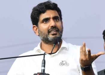 చిన్నారుల పిలుపు వినగానే కాన్వాయ్ ఆపిన నారా లోకేష్