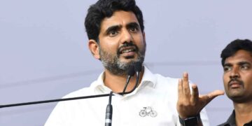 చిన్నారుల పిలుపు వినగానే కాన్వాయ్ ఆపిన నారా లోకేష్