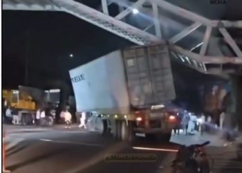 తెల్లవారుజామున మెహిదీపట్నంలో కలకలం… నిర్మాణంలో ఉన్న వంతెనను ఢీకొట్టిన కంటైనర్ లారీ