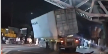 తెల్లవారుజామున మెహిదీపట్నంలో కలకలం… నిర్మాణంలో ఉన్న వంతెనను ఢీకొట్టిన కంటైనర్ లారీ