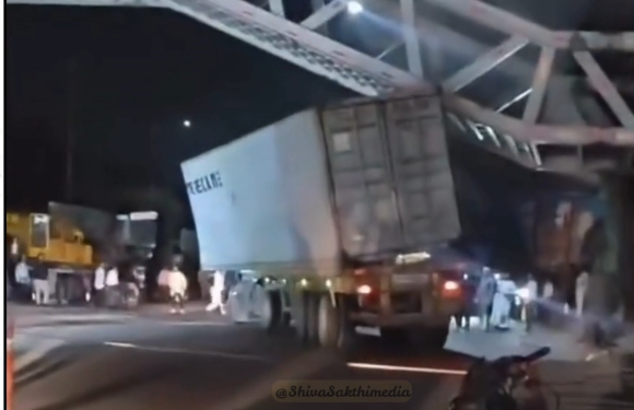 తెల్లవారుజామున మెహిదీపట్నంలో కలకలం… నిర్మాణంలో ఉన్న వంతెనను ఢీకొట్టిన కంటైనర్ లారీ