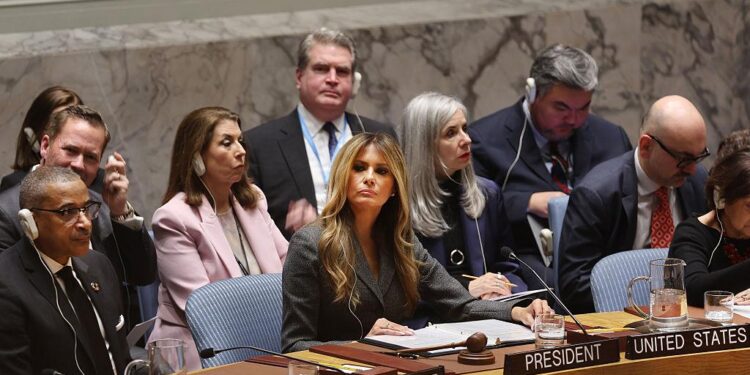 ఐక్యరాజ్యసమితి వేదికపై భద్రతా మండలి సమావేశానికి అధ్యక్షత వహించిన మెలానియా ట్రంప్.