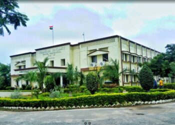 తెలంగాణ వర్సిటీ హాస్టల్‌లో అర్ధరాత్రి గొడవ… పలువురికి గాయాలు..!!