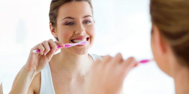 దంతాల ఆరోగ్యం: మీరు రోజూ చేసే ఈ చిన్న తప్పులు మీ పళ్లను దెబ్బతీస్తున్నాయని తెలుసా?