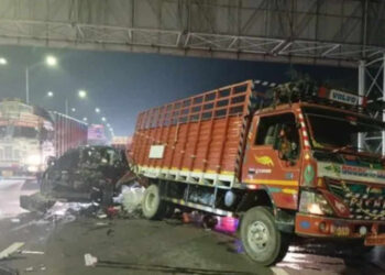 ఔటర్ రింగ్ రోడ్డుపై ఘోర ప్రమాదం: డీసీఎంను ఢీకొట్టిన కారు