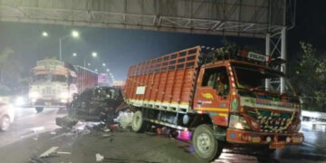 ఔటర్ రింగ్ రోడ్డుపై ఘోర ప్రమాదం: డీసీఎంను ఢీకొట్టిన కారు