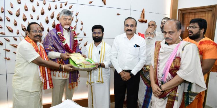 ఇంద్రకీలాద్రి కుంభాభిషేకానికి సీఎం చంద్రబాబుకు ప్రత్యేక ఆహ్వానం