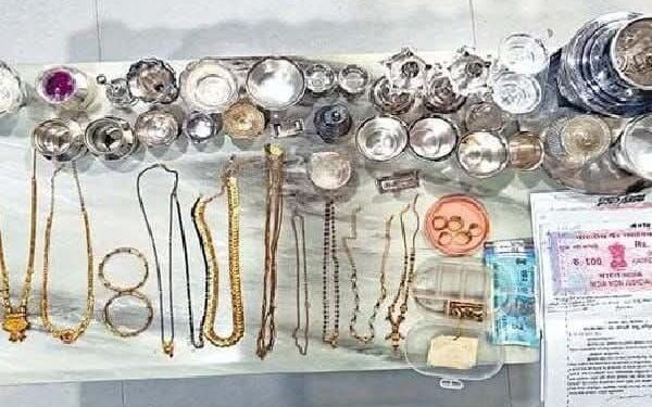 ఏసీబీ సోదాల్లో నోట్ల కట్టలు, బంగారం స్వాధీనం