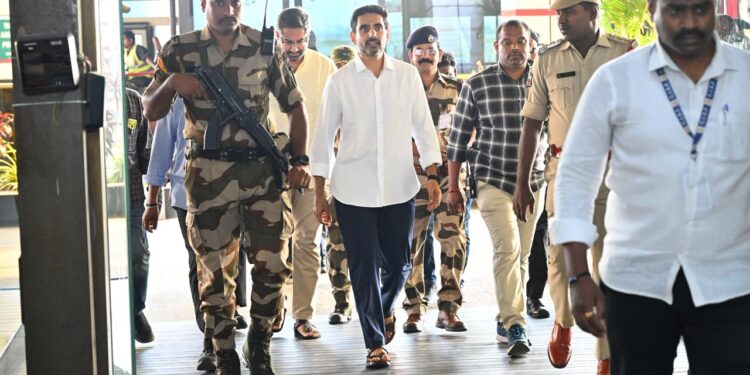 విశాఖ ఎయిర్‌పోర్ట్‌లో మంత్రి నారా లోకేష్‌కు టీడీపీ నేతల ఘన స్వాగతం