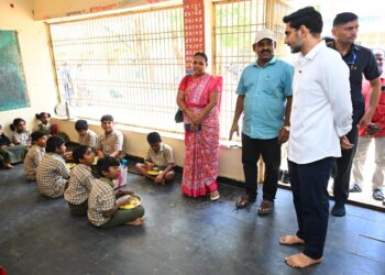 మైలవరం పాఠశాలలో ఆకస్మిక తనిఖీ నిర్వహించిన మంత్రి లోకేష్