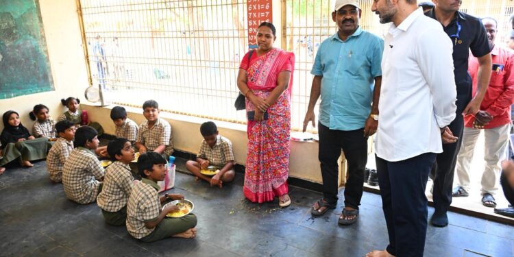 మైలవరం పాఠశాలలో ఆకస్మిక తనిఖీ నిర్వహించిన మంత్రి లోకేష్