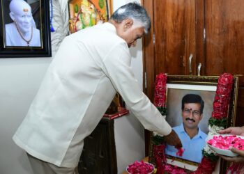 విజయవాడలో పూర్ణ జర్నలిస్టు కుటుంబాన్ని పరామర్శించిన సీఎం చంద్రబాబు.