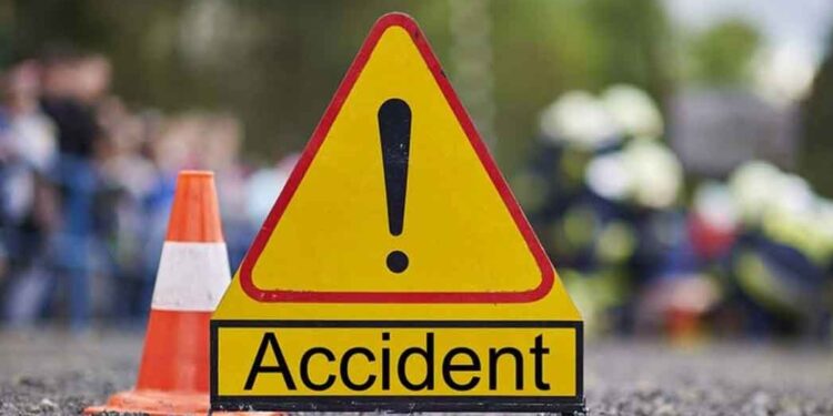 కర్నూలులో ఘోర రోడ్డు ప్రమాదం..ముగ్గురు ప్రాణాలు బలి !!