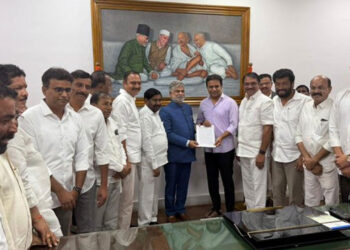 కేటీఆర్ నేతృత్వంలోని TRS ఎమ్మెల్యేలు ప్రైవేట్ మెంబర్ బిల్ పత్రాలు సమర్పించారు