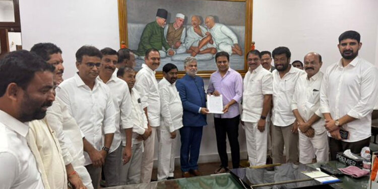 కేటీఆర్ నేతృత్వంలోని TRS ఎమ్మెల్యేలు ప్రైవేట్ మెంబర్ బిల్ పత్రాలు సమర్పించారు