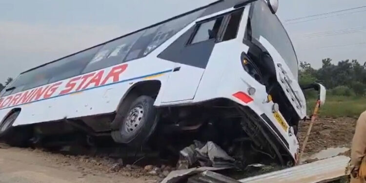 కరోల్ బాగ్లో ఘోర రోడ్డు ప్రమాదం – జ్హాండేవాలన్ దేవాలయం సమీపంలో బస్సు తలకిందులు