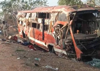 అర్ధరాత్రి విషాదం..నాగ్‌పూర్‌ వెళ్తున్న బస్సు బోల్తా!