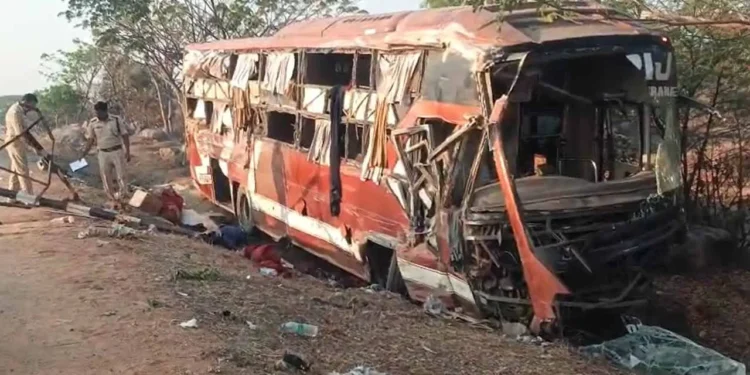 అర్ధరాత్రి విషాదం..నాగ్‌పూర్‌ వెళ్తున్న బస్సు బోల్తా!