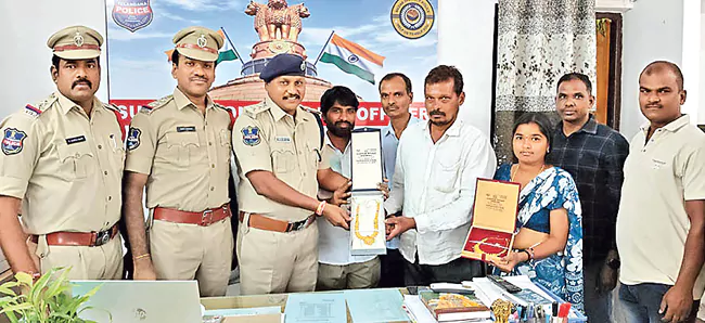 తూప్రాన్లో నిజాయితీకి గౌరవం - బంగారు ఆభరణాలు అప్పగించిన టీ స్టాల్ నిర్వాహకుడు!!