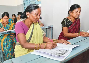 “అమ్మకు అక్షరమాల”లో ఆదిలాబాద్ వయోజనుల ధైర్యం మంత్రముగ్ధం