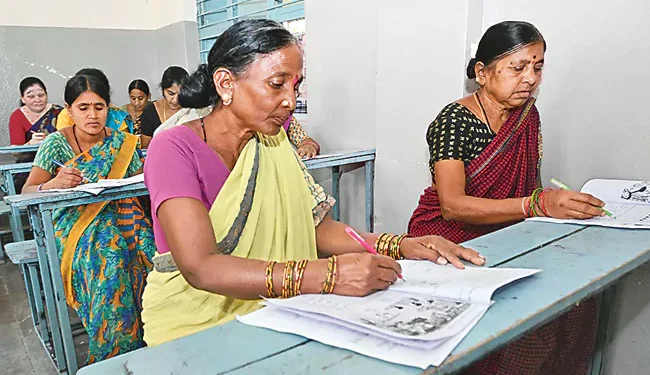 “అమ్మకు అక్షరమాల”లో ఆదిలాబాద్ వయోజనుల ధైర్యం మంత్రముగ్ధం