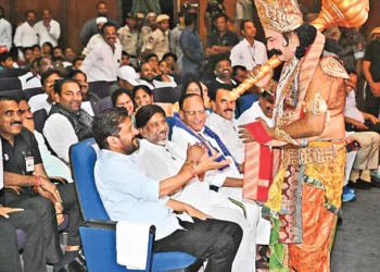 సభలో వాకిటి శ్రీహరి, భట్టి విక్రమార్క, గుత్తా సుఖేందర్‌రెడ్డి, జూపల్లి తదితరులు పాల్గొన్నారు.