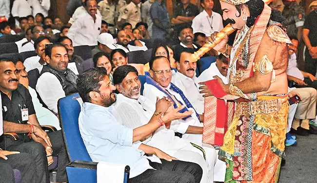 సభలో వాకిటి శ్రీహరి, భట్టి విక్రమార్క, గుత్తా సుఖేందర్‌రెడ్డి, జూపల్లి తదితరులు పాల్గొన్నారు.