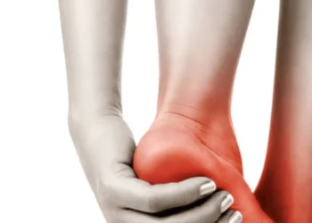 పాదాల నొప్పి: వయసు మళ్లిన వారిలో వేధించే ప్రధాన సమస్య - కారణాలు & పరిష్కారాలు