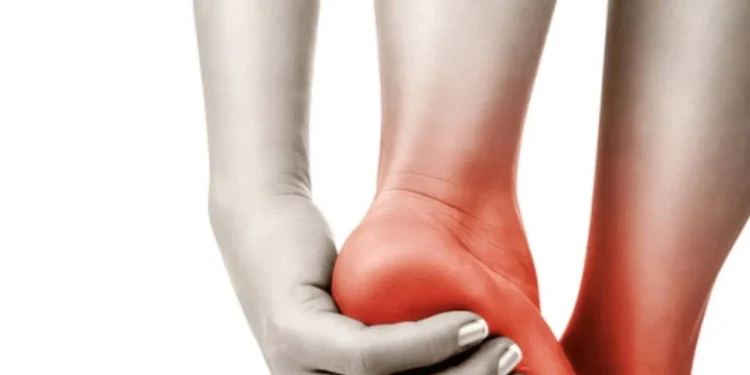 పాదాల నొప్పి: వయసు మళ్లిన వారిలో వేధించే ప్రధాన సమస్య - కారణాలు & పరిష్కారాలు