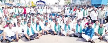 జగిత్యాలలో మొక్కజొన్న రైతుల ఆందోళన