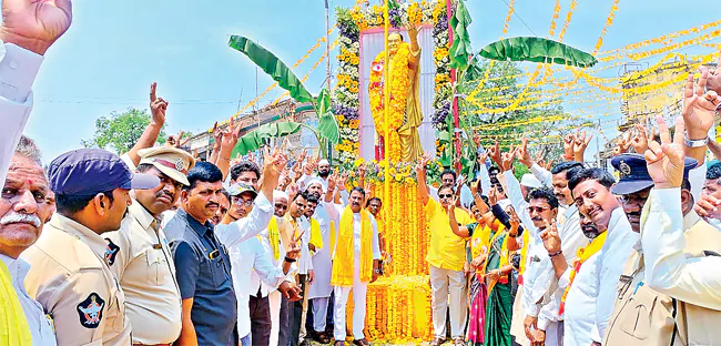 44వ ఆవిర్భావ దినోత్సవ వేడుకల్లో ఎన్టీఆర్ విగ్రహాలకు నివాళులు