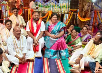 రామచంద్రుని సన్నిధిలో చమర్తి జగన్ మోహన్ రాజు దంపతులు: స్వామివారికి పట్టు వస్త్రాల సమర్పణ.