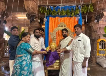 హైదరాబాద్ భక్త కల్పాకం క్రాంతి కుమార్ రూ.65,000 విలువైన కిరీటాను సమర్పించారు