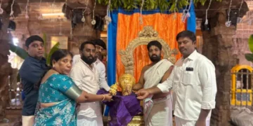 హైదరాబాద్ భక్త కల్పాకం క్రాంతి కుమార్ రూ.65,000 విలువైన కిరీటాను సమర్పించారు