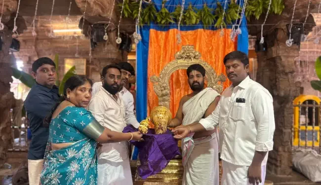 హైదరాబాద్ భక్త కల్పాకం క్రాంతి కుమార్ రూ.65,000 విలువైన కిరీటాను సమర్పించారు