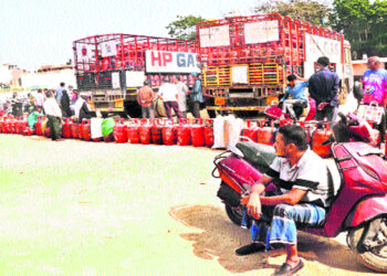 సిలిండర్ కోసం క్యూల్లో నిలబడ్డ జనాలు.