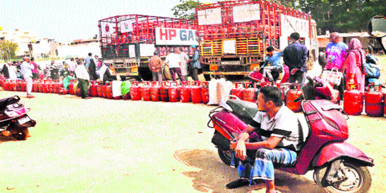 సిలిండర్ కోసం క్యూల్లో నిలబడ్డ జనాలు.