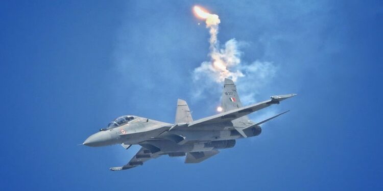 అస్సాంలో కూలిపోయిన సుఖోయ్‌ యుద్ధవిమానం.. ఇద్దరు పైలట్ల మృతి..!!